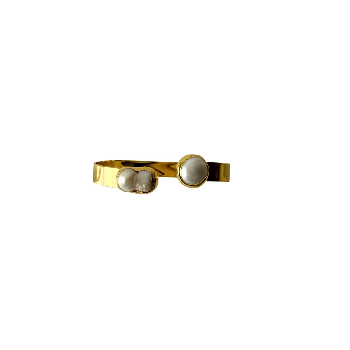 Brazalete dorado de puño con perlas naturales